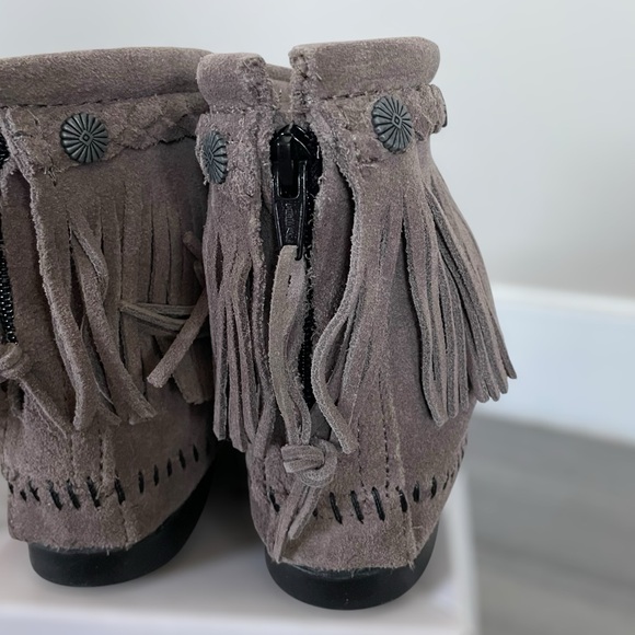 NEW Minnetonka Gray Suede Fringe Flat Boho Hippie Booties - Size 6 - Picture 7 of 16
